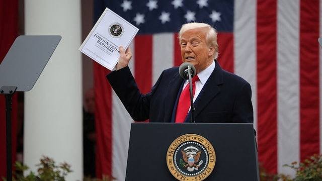 美联邦法院裁定特朗普越权！“解放日”关税不生效（组图） - 1