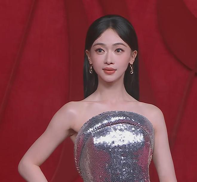 芭莎盛典红毯生图来了!杨幂鼻孔抢镜,孙俪面部发黄,林志玲脸僵(组图) - 10