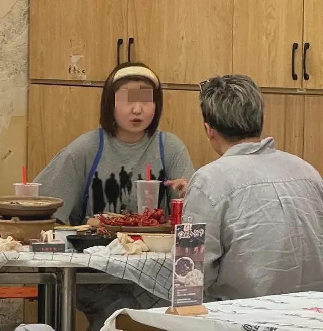 44岁谢霆锋长沙吃平价排档,戴帽子脸又小又秀气,可惜身高是硬伤(组图) - 3