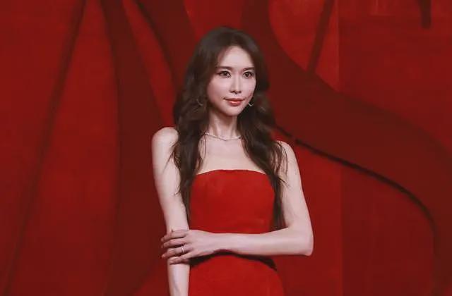 变了!林志玲参加芭莎盛典面部僵硬甜美不再,和孙俪聊天小心翼翼(组图) - 12