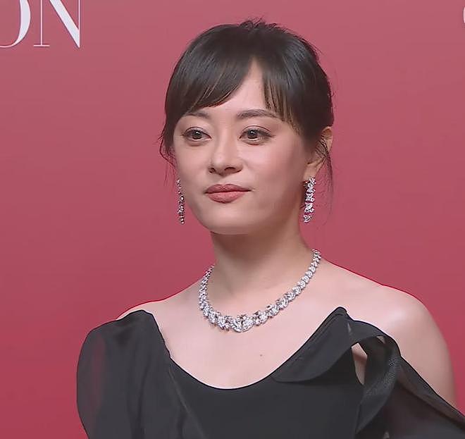 芭莎盛典红毯生图来了!杨幂鼻孔抢镜,孙俪面部发黄,林志玲脸僵(组图) - 12