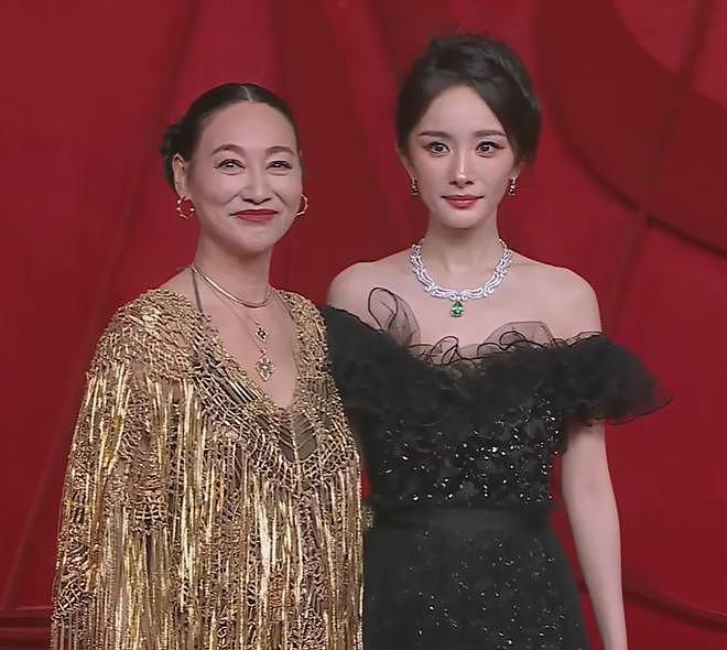 芭莎盛典红毯生图来了!杨幂鼻孔抢镜,孙俪面部发黄,林志玲脸僵(组图) - 2