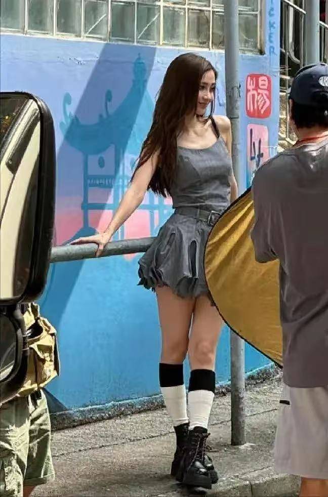 杨颖被经纪人当街训骂照曝光！自费租房面试找工作，吃地摊无人识（组图） - 10