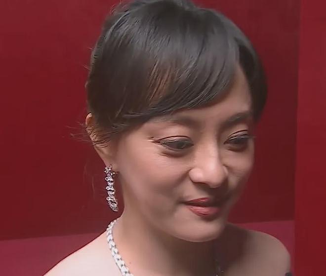 魔鬼镜头又来了!芭莎盛典怼脸拍太真实,杨幂干脆躲开不让拍正脸(组图) - 7