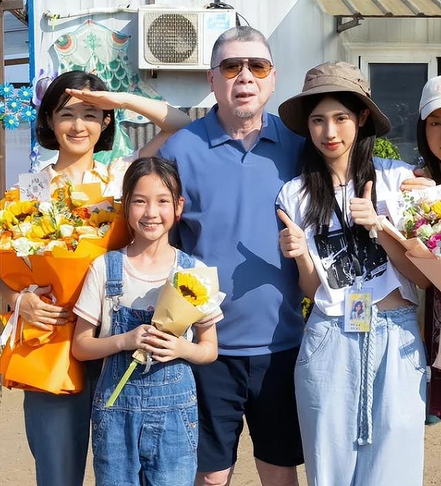 冯小刚19岁小女儿晒美国毕业照,文案引争议(组图) - 9