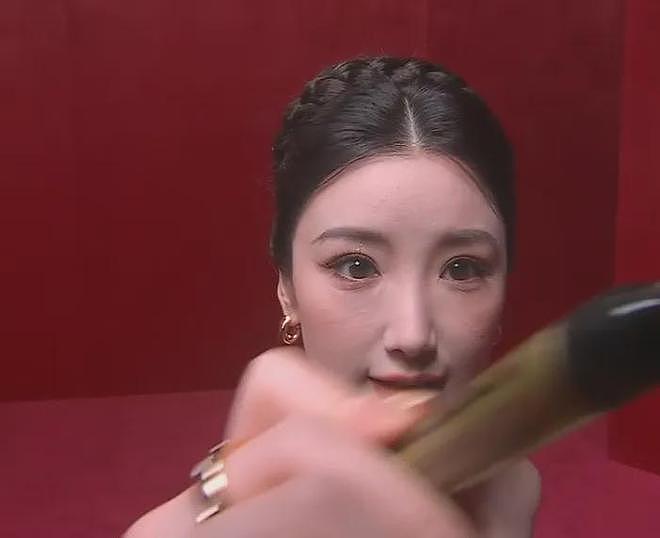 魔鬼镜头又来了!芭莎盛典怼脸拍太真实,杨幂干脆躲开不让拍正脸(组图) - 16
