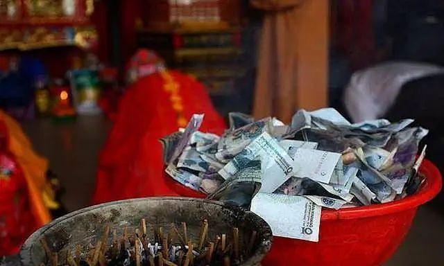 云南一方丈意外身亡,整理遗物银行卡有498万存款,方丈女儿提出继承遗产,寺庙拒绝:出家人,这笔钱属于寺庙(组图) - 5