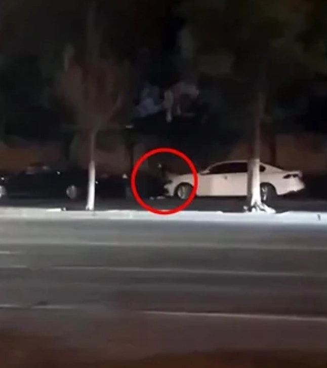 马路活春宫!河南情侣路边汽车引擎盖上亲热,无视路人围观(组图) - 2
