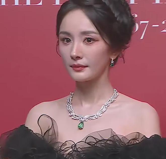 芭莎盛典红毯生图来了!杨幂鼻孔抢镜,孙俪面部发黄,林志玲脸僵(组图) - 8