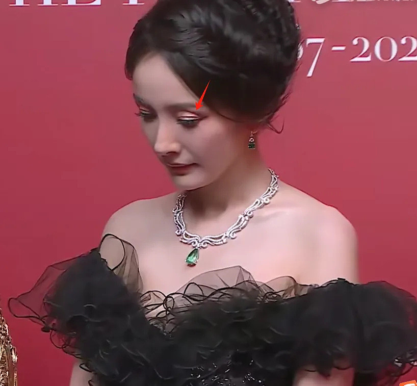 大驼背、躲镜头、鼻尖分家!芭莎这一夜,杨幂的状态和格局全暴露(组图) - 11