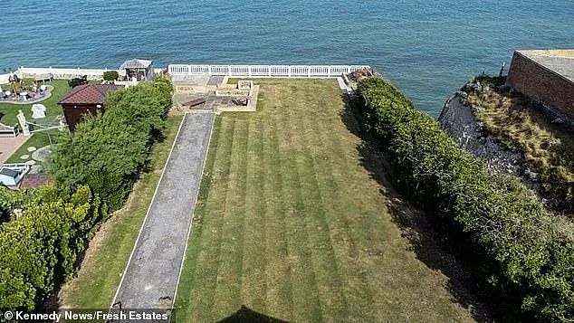 被称为“世界最古老平房”的海景住宅,降价一百多万镑,卖了4年卖不出去!(组图) - 9