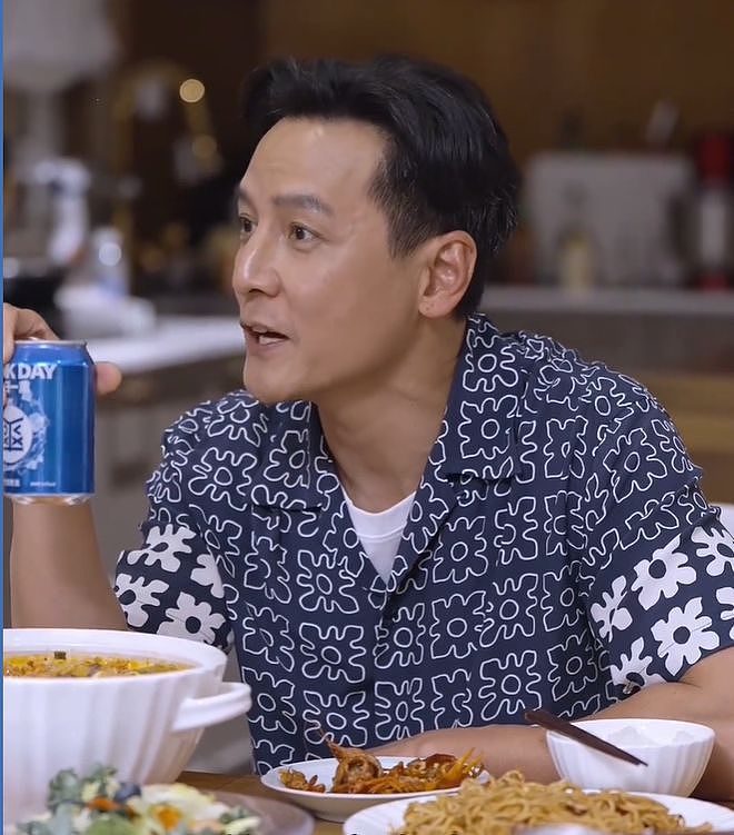 吴彦祖真缺钱了？卖完英语课又代言黄酒，表情痛苦疑喝不惯硬夸（组图） - 3