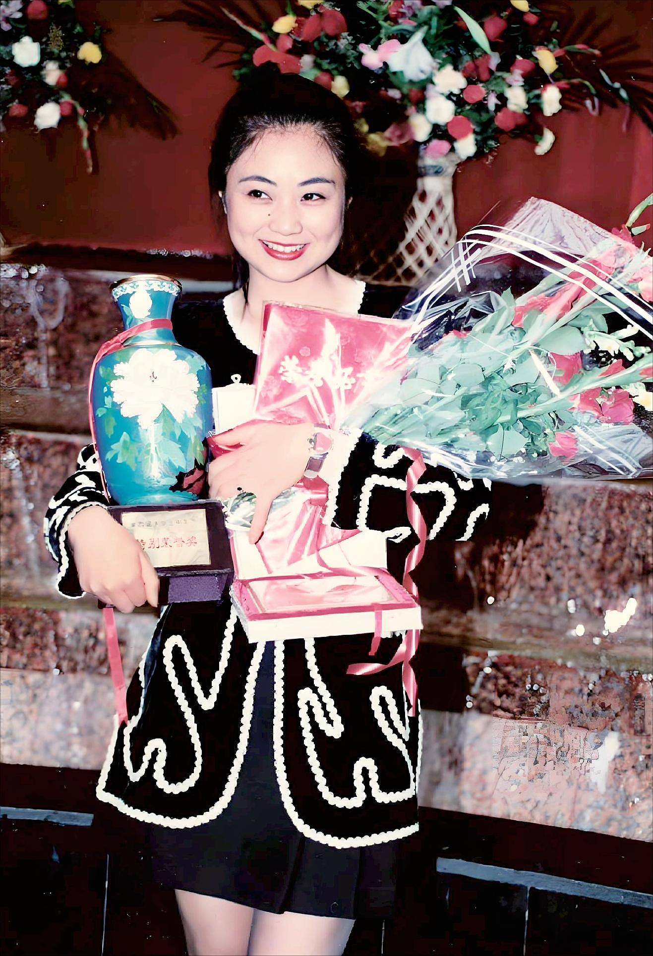 她是知名编剧，是韩美林的第四任妻子，54岁再做妈妈（组图） - 10