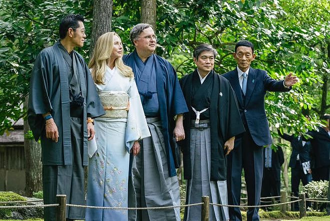 61岁乔布斯遗孀久违现身,穿和服领“博士”学位证,同框不丹国王(组图) - 5