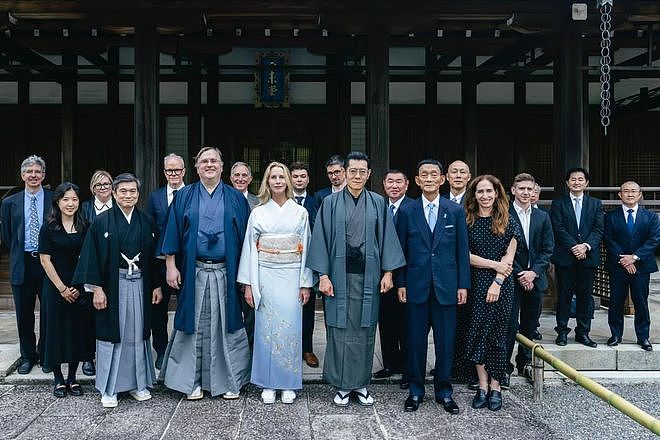 61岁乔布斯遗孀久违现身,穿和服领“博士”学位证,同框不丹国王(组图) - 6
