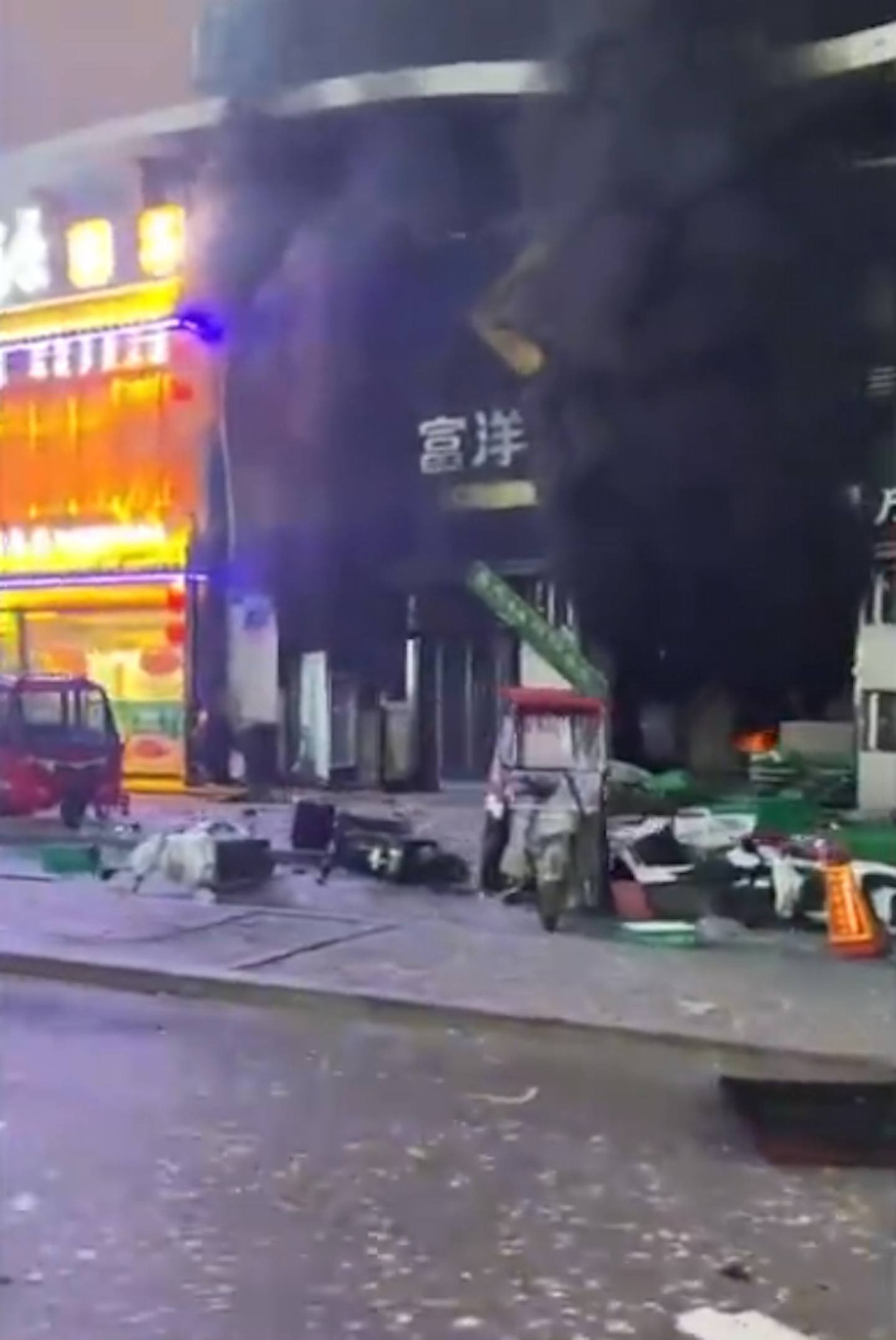 宁夏烧烤店31死爆炸案一审宣判，15人被判刑最重处6年有期徒刑（组图） - 1
