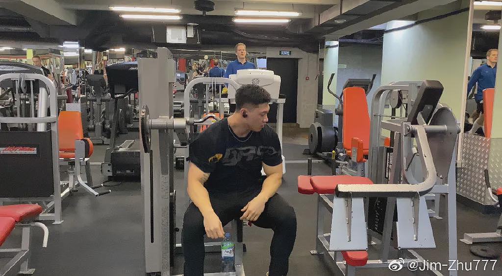 【帅哥】30岁中国小伙健身9年，身高195cm体重118kg，这种肌肉猛男你能招架的住吗（组图） - 9