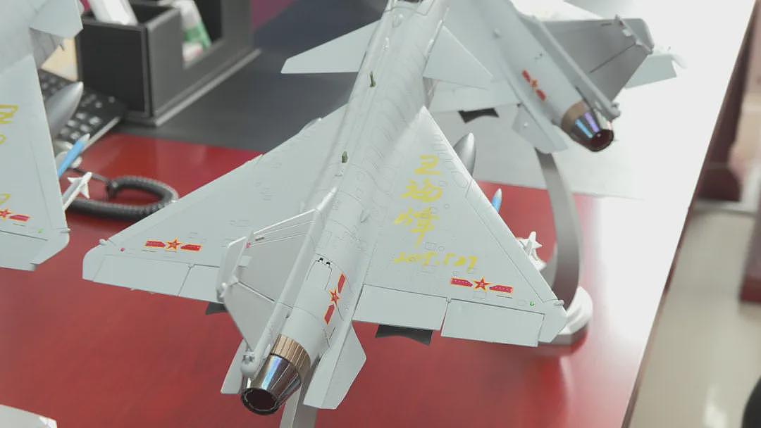 中国国防部回应歼-10CE击落多架战机，首次取得实战战果！其模型在国外被火爆围观（组图） - 11