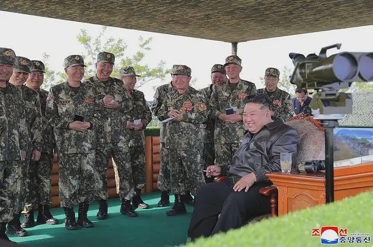朝鲜召开军委扩大会议,金正恩头发白了(组图) - 6