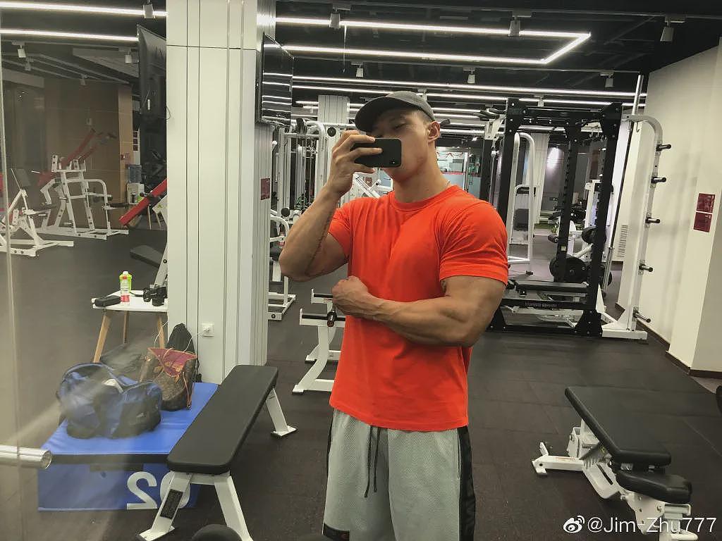 【帅哥】30岁中国小伙健身9年，身高195cm体重118kg，这种肌肉猛男你能招架的住吗（组图） - 13