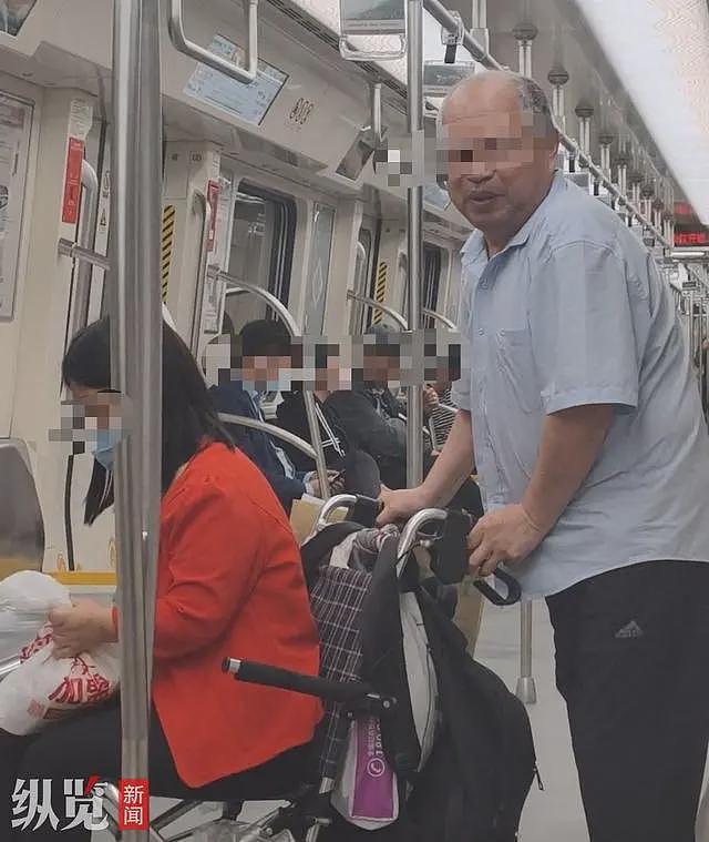 网友曝一男子带不同小孩长期在郑州地铁“卖惨行乞”，警方介入！村干部：他说的都是假的（视频/组图） - 2