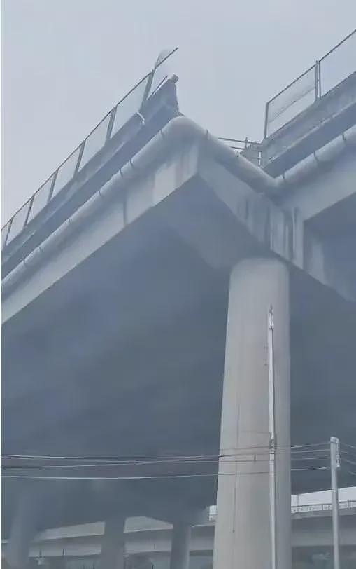 4车道突变3车道？一车辆超速冲出高架坠桥致5死！家属发声，当地通报（组图） - 2
