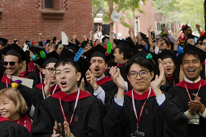 3万人起立鼓掌！哈佛校长毕业典礼致辞：你们来自全世界，这才对（组图） - 3