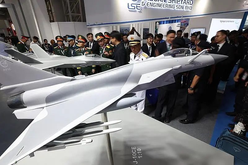 中国国防部回应歼-10CE击落多架战机，首次取得实战战果！其模型在国外被火爆围观（组图） - 4