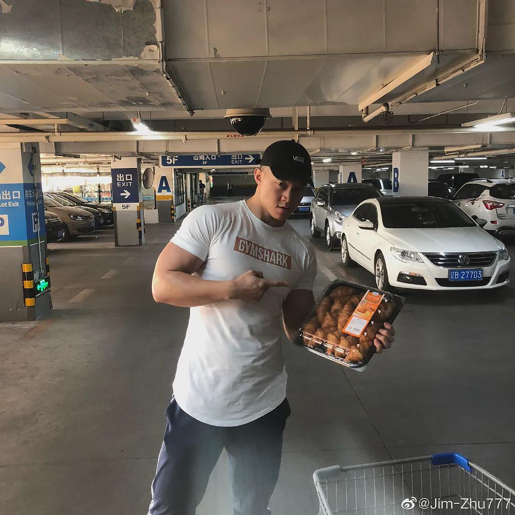 【帅哥】30岁中国小伙健身9年，身高195cm体重118kg，这种肌肉猛男你能招架的住吗（组图） - 24