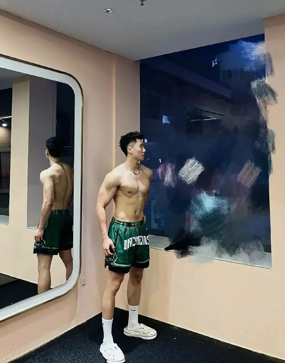 【帅哥】190麒麟臂寸头肌肉体育生,这副筋肉身材可以吗(组图) - 4