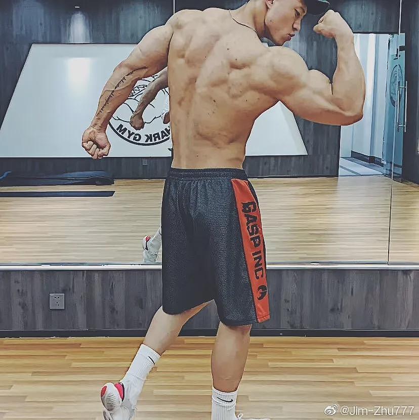 【帅哥】30岁中国小伙健身9年，身高195cm体重118kg，这种肌肉猛男你能招架的住吗（组图） - 18