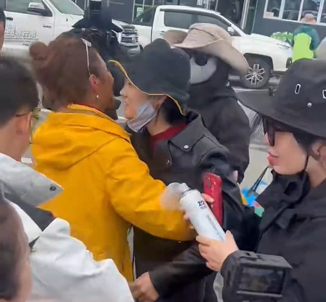 央视主持朱迅出手助景区不适游客视频曝，网民：人美心善有片（视频/组图） - 2