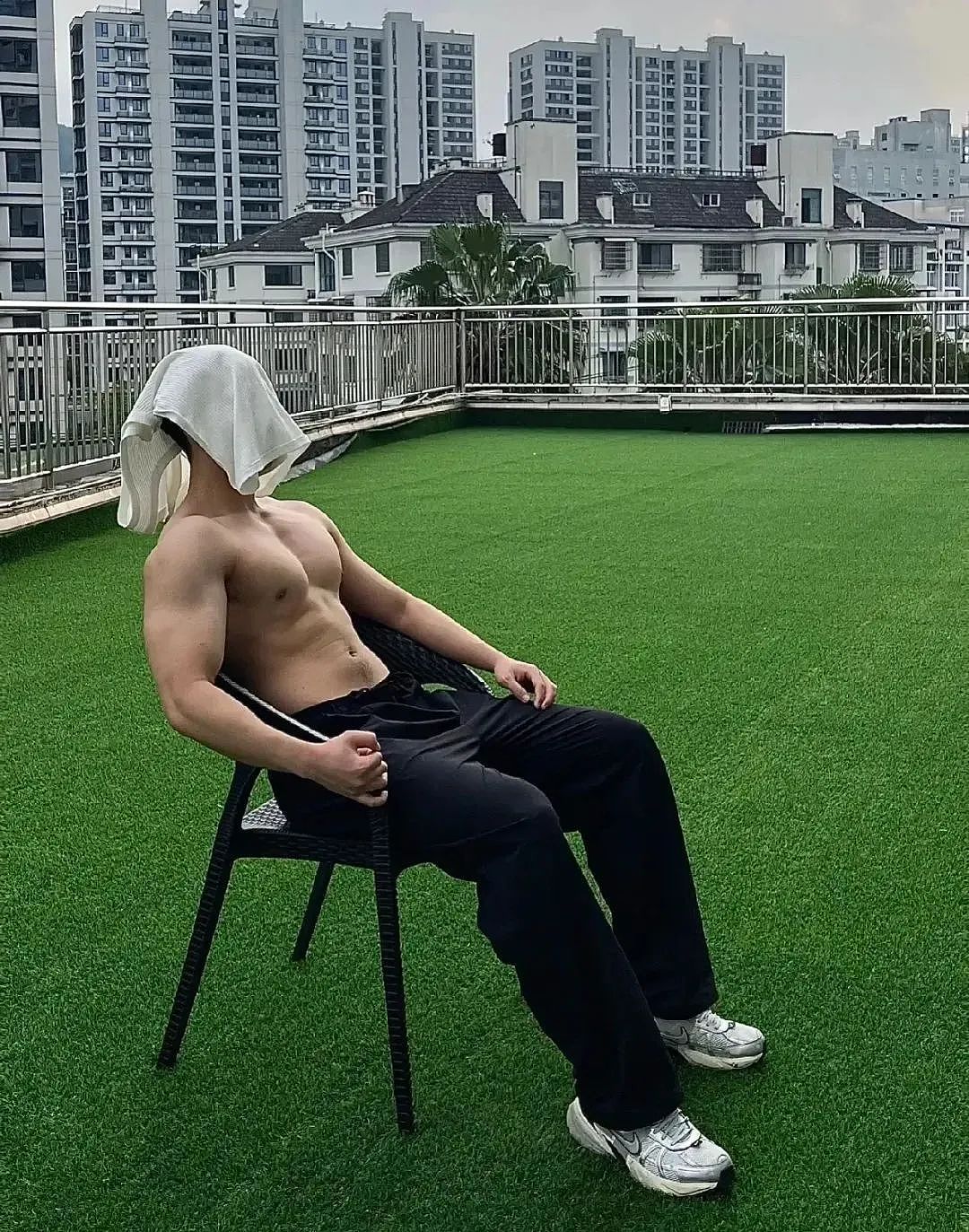 【帅哥】190麒麟臂寸头肌肉体育生,这副筋肉身材可以吗(组图) - 8
