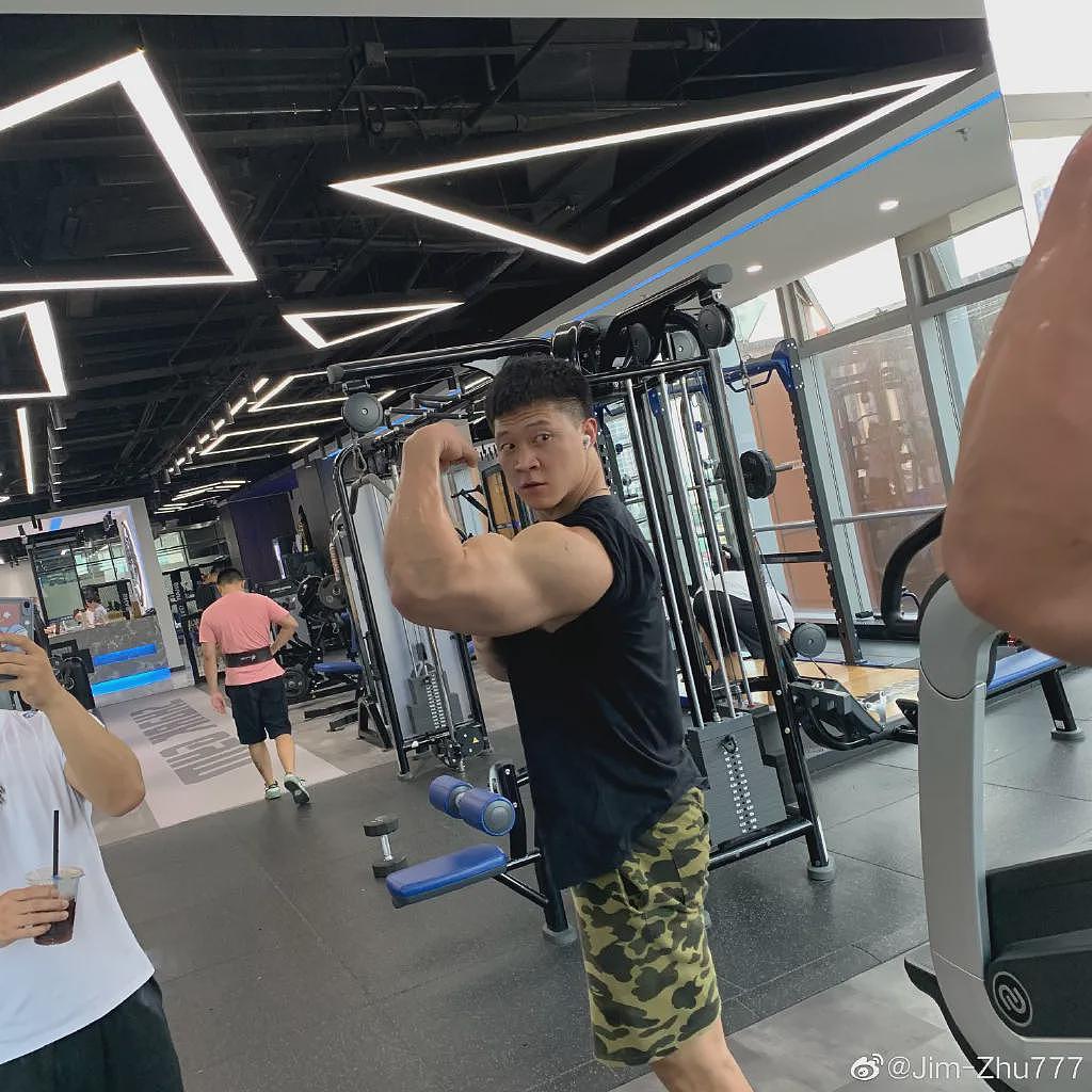 【帅哥】30岁中国小伙健身9年，身高195cm体重118kg，这种肌肉猛男你能招架的住吗（组图） - 8