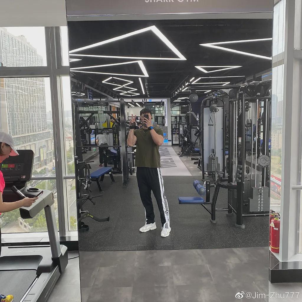 【帅哥】30岁中国小伙健身9年，身高195cm体重118kg，这种肌肉猛男你能招架的住吗（组图） - 10