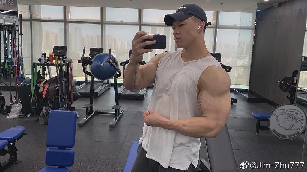 【帅哥】30岁中国小伙健身9年，身高195cm体重118kg，这种肌肉猛男你能招架的住吗（组图） - 3