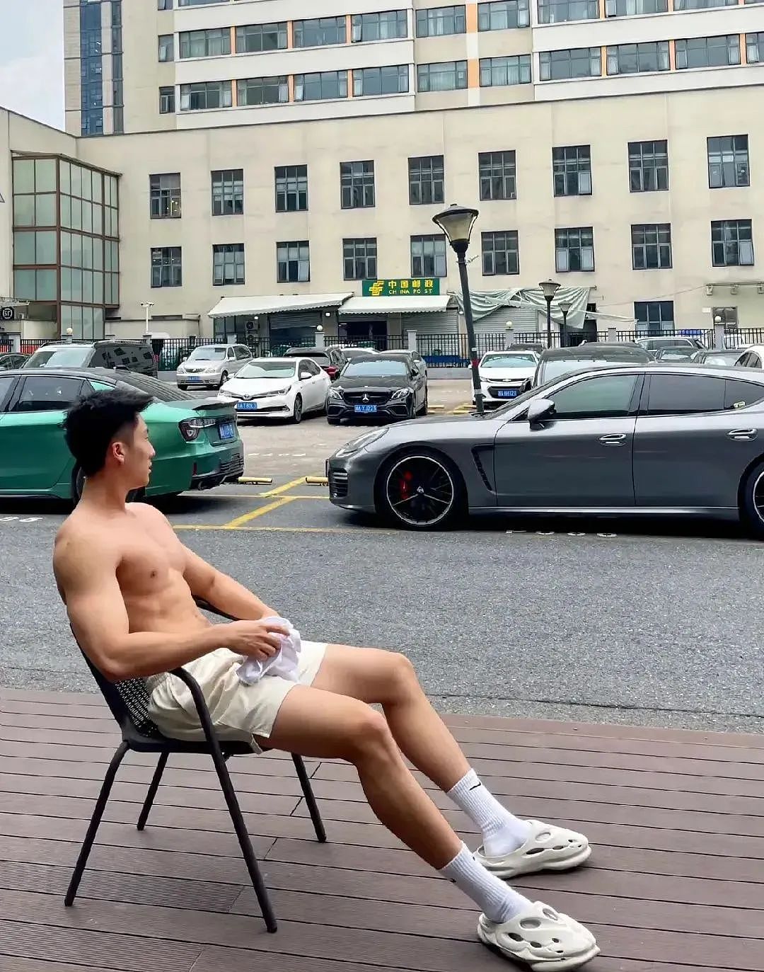 【帅哥】190麒麟臂寸头肌肉体育生,这副筋肉身材可以吗(组图) - 10