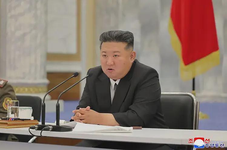 朝鲜召开军委扩大会议,金正恩头发白了(组图) - 5