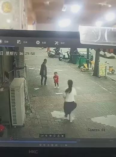 实拍：女贩子光天化日当街抢孩子，家长急追…（视频/组图） - 3