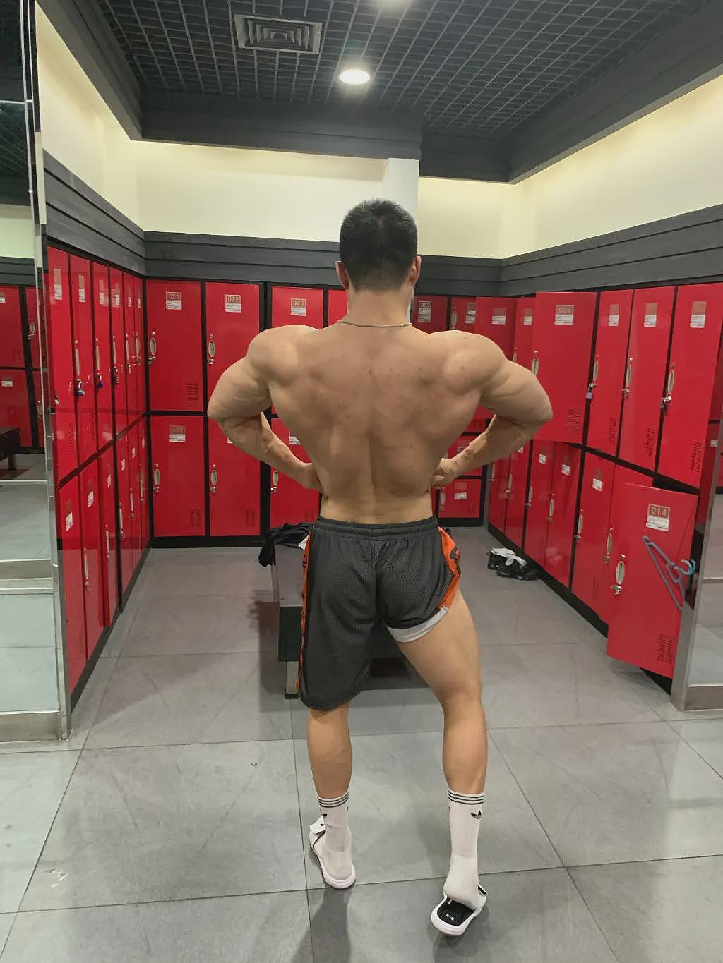 【帅哥】30岁中国小伙健身9年，身高195cm体重118kg，这种肌肉猛男你能招架的住吗（组图） - 5