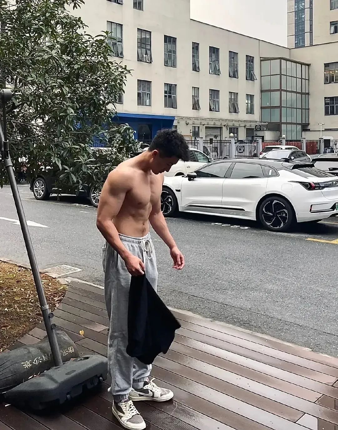 【帅哥】190麒麟臂寸头肌肉体育生,这副筋肉身材可以吗(组图) - 2