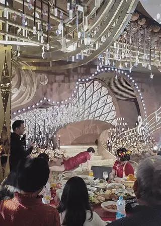 江苏婚礼婆婆抢风头,表演倒立露底裤,新娘黑脸:为老不尊(视频/组图) - 4