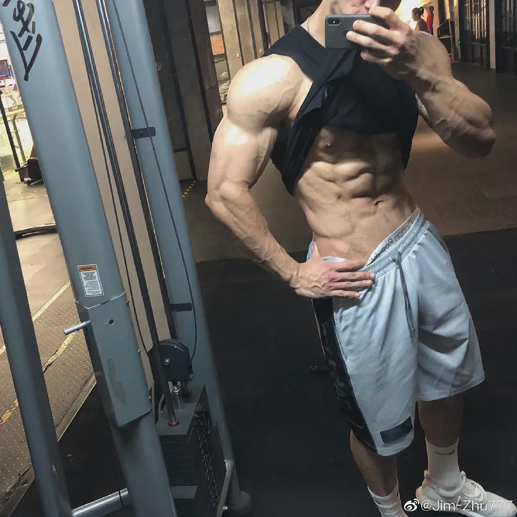 【帅哥】30岁中国小伙健身9年，身高195cm体重118kg，这种肌肉猛男你能招架的住吗（组图） - 19