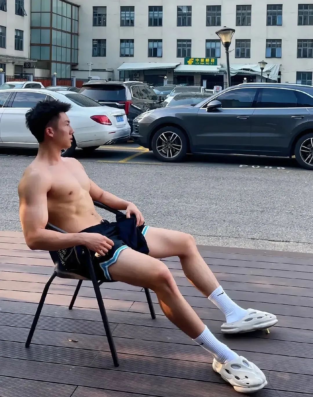 【帅哥】190麒麟臂寸头肌肉体育生,这副筋肉身材可以吗(组图) - 17