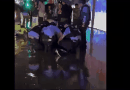 中国公安落荒而逃影片曝！男当街抓狂持刀追砍（视频/组图） - 3