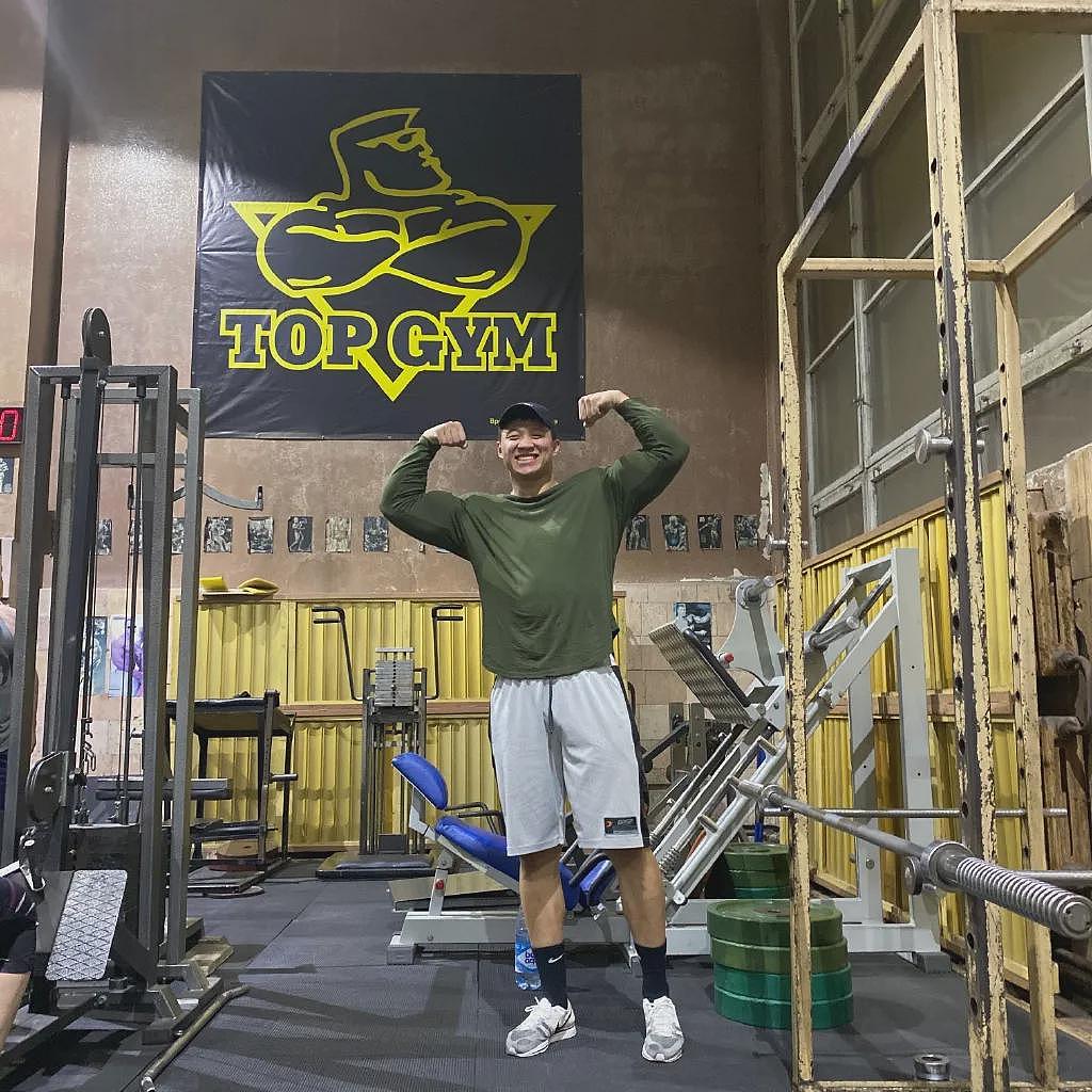 【帅哥】30岁中国小伙健身9年，身高195cm体重118kg，这种肌肉猛男你能招架的住吗（组图） - 12