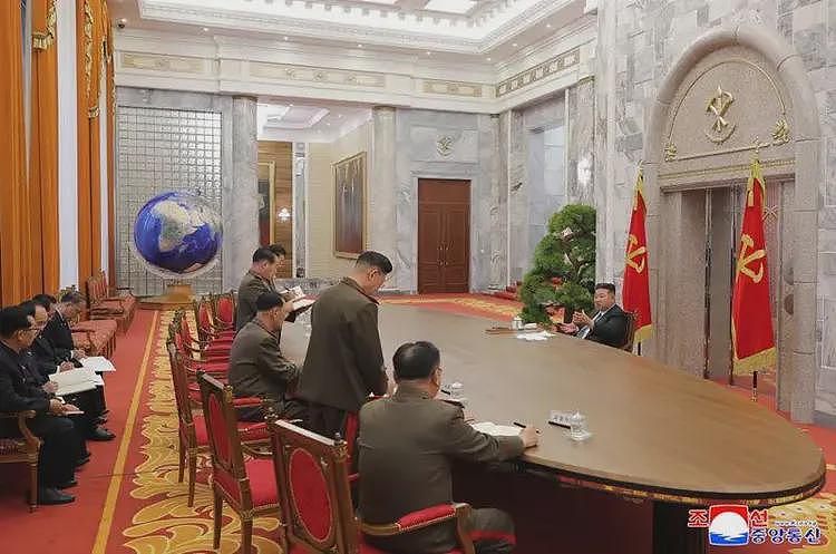 朝鲜召开军委扩大会议,金正恩头发白了(组图) - 10