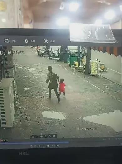 实拍：女贩子光天化日当街抢孩子，家长急追…（视频/组图） - 1
