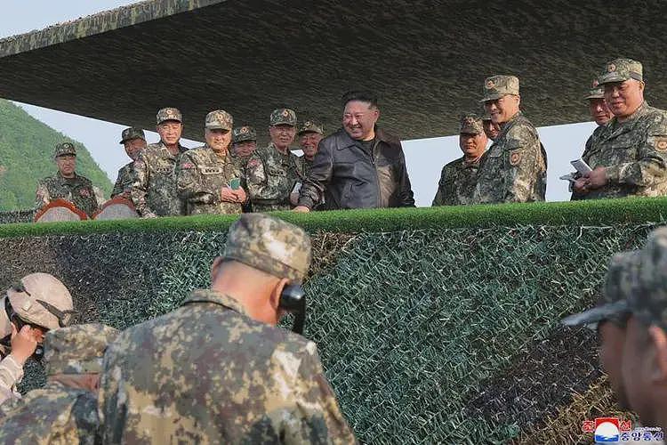 朝鲜召开军委扩大会议,金正恩头发白了(组图) - 4