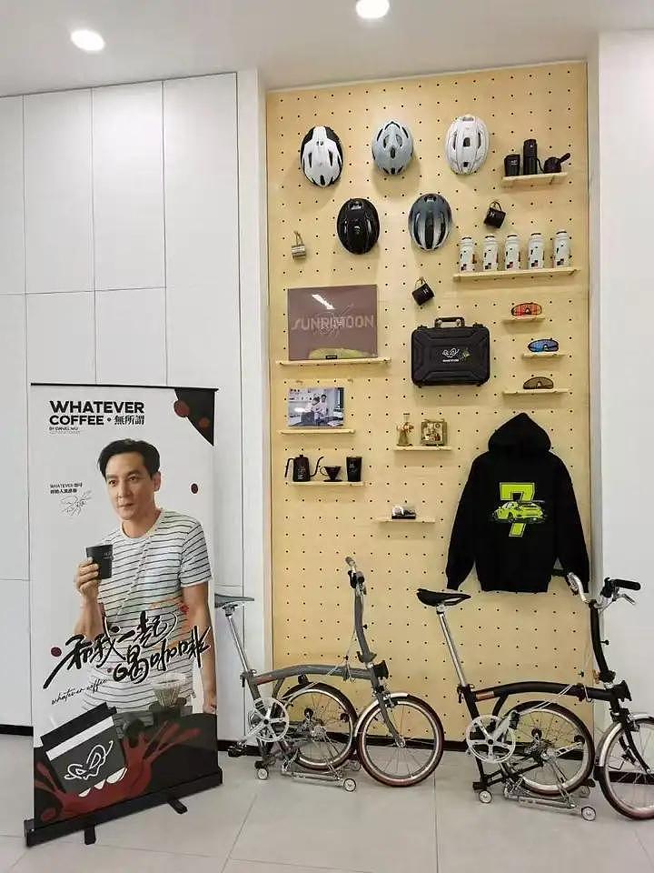 吴彦祖争议越来越大,直播卖课、给美女拍照,被指晚节不保冤吗?(组图) - 3